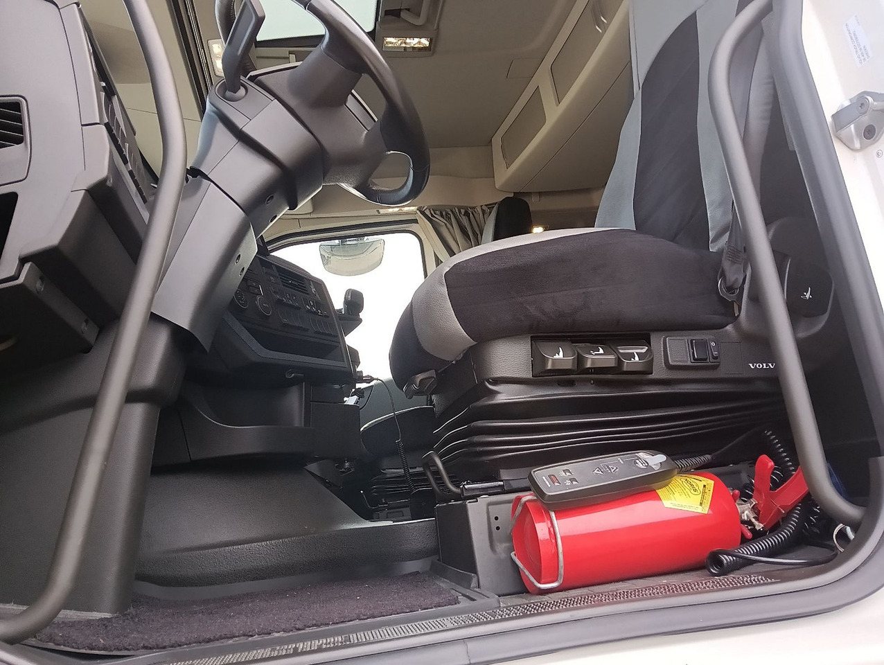 Volvo FH500 8x4R RETARDER LIFT MEILLER-Asphalt FunkAHK - Camião basculante: foto 5 Volvo FH500 8x4R RETARDER LIFT MEILLER-Asphalt FunkAHK - Camião basculante: foto 5