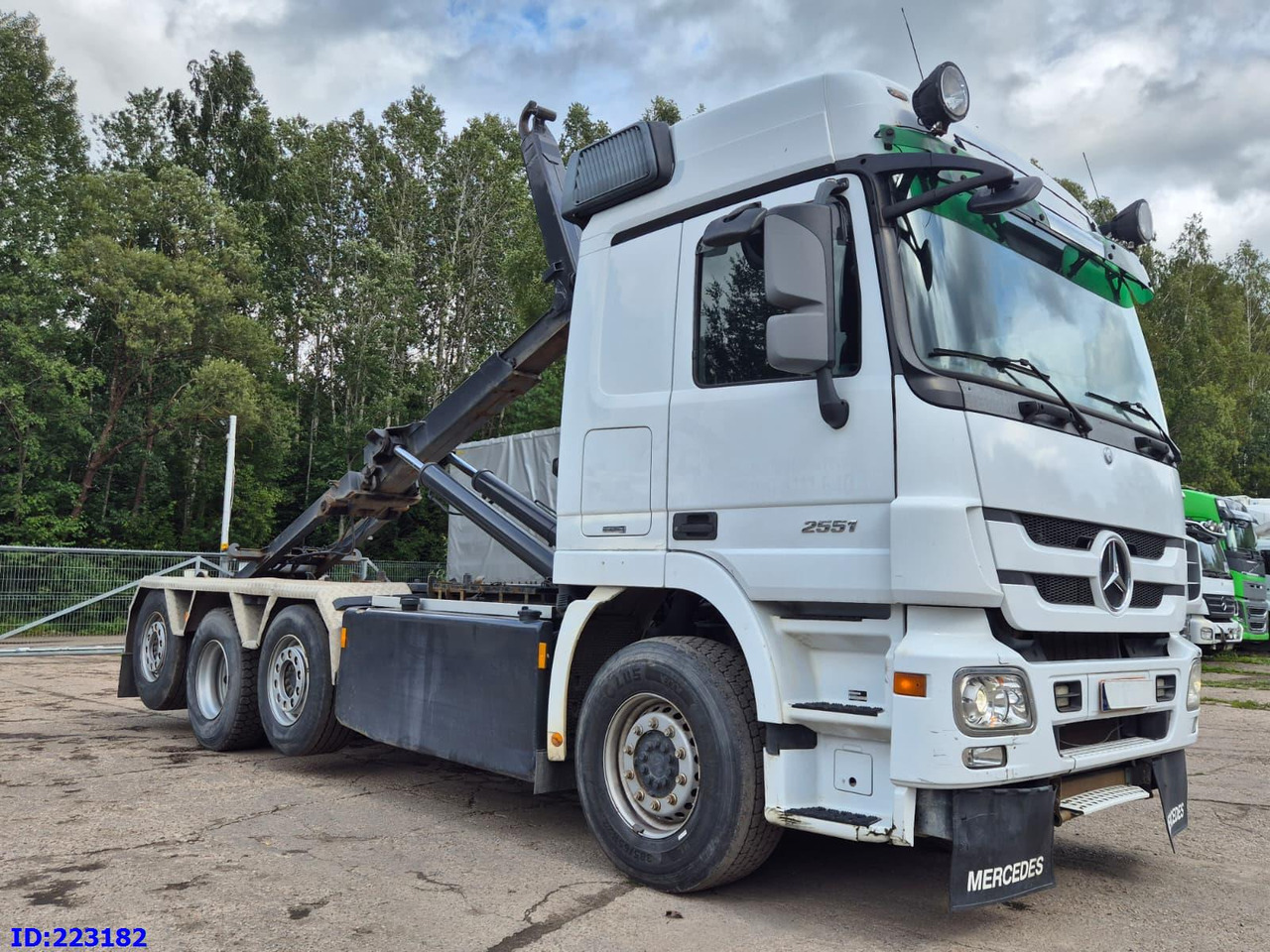 MERCEDES-BENZ Actros 2551 8x2 V8 Retarder - Camião polibenne: foto 4 MERCEDES-BENZ Actros 2551 8x2 V8 Retarder - Camião polibenne: foto 4
