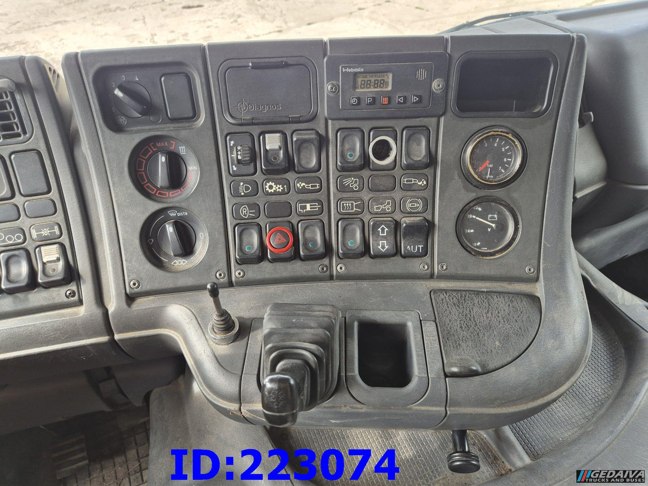 Camião basculante SCANIA 124 8x2 - Manual - Full steel: foto 17 Camião basculante SCANIA 124 8x2 - Manual - Full steel: foto 17