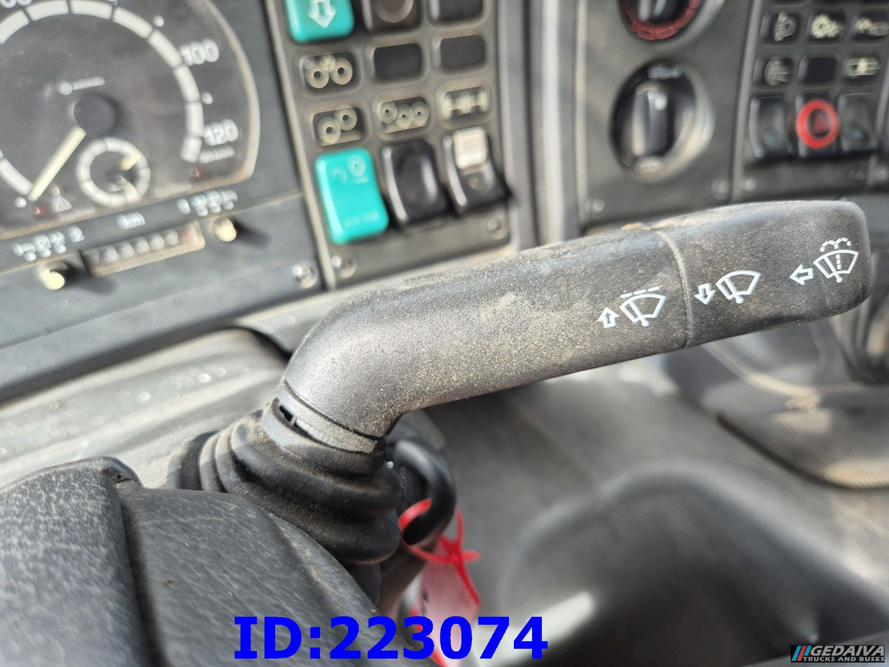 Camião basculante SCANIA 124 8x2 - Manual - Full steel: foto 15 Camião basculante SCANIA 124 8x2 - Manual - Full steel: foto 15