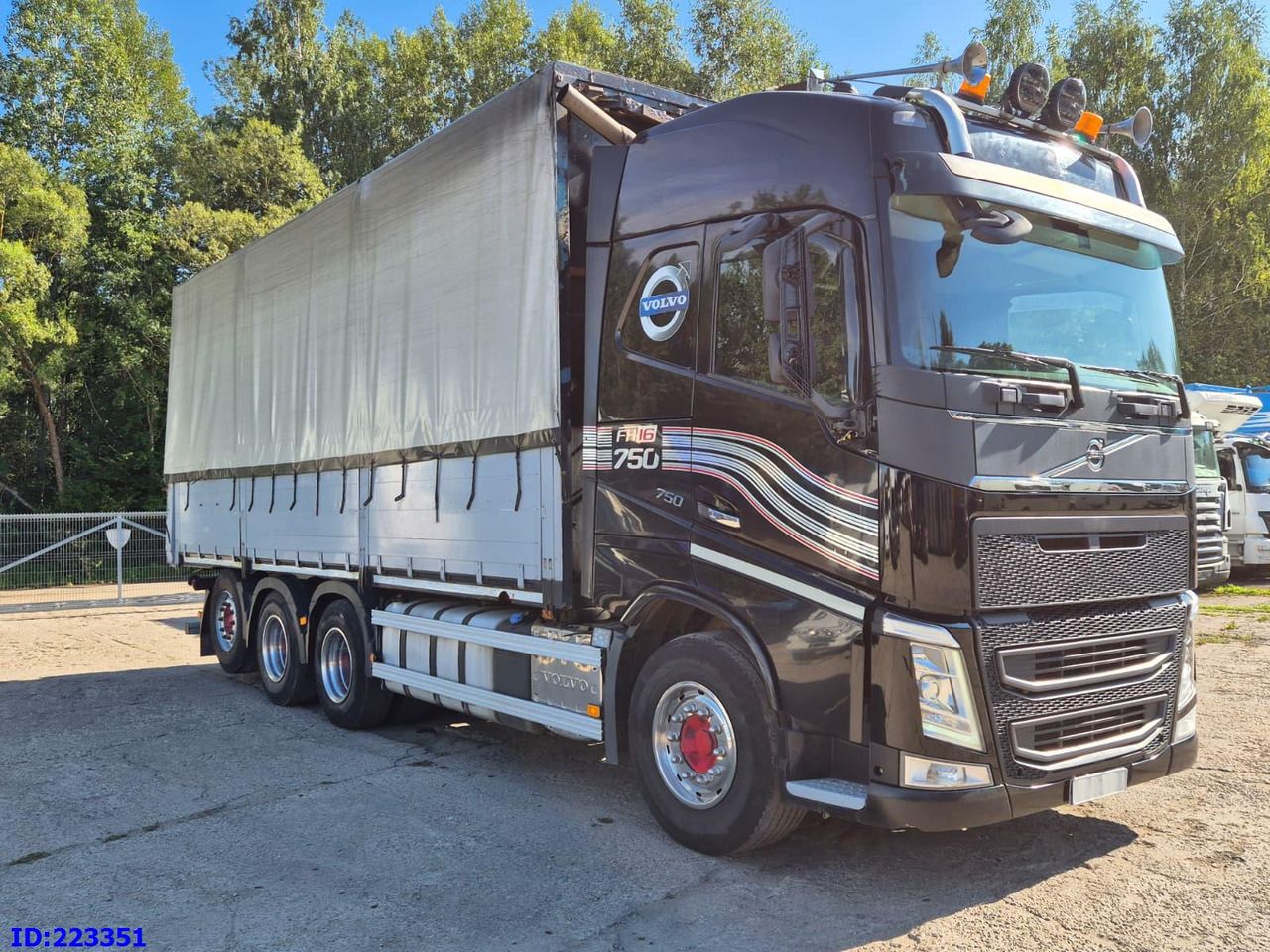 VOLVO FH16 750HP - 8x4-Steering axle - Camião de lona: foto 4 VOLVO FH16 750HP - 8x4-Steering axle - Camião de lona: foto 4