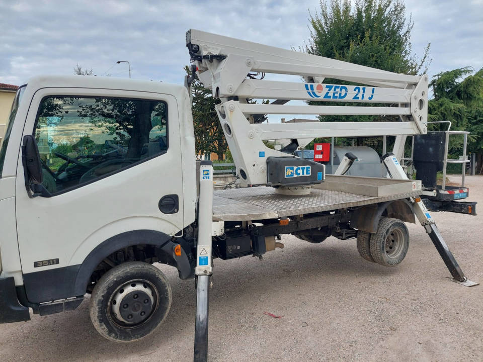 CTE ZED 21 J - Caminhão com plataforma aérea: foto 1 CTE ZED 21 J - Caminhão com plataforma aérea: foto 1