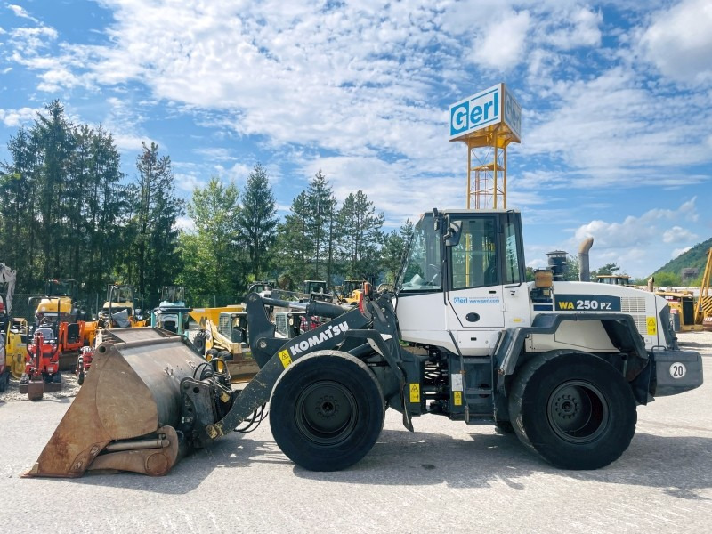 Pá carregadora de rodas Komatsu WA250PZ-6 (3824): foto 1