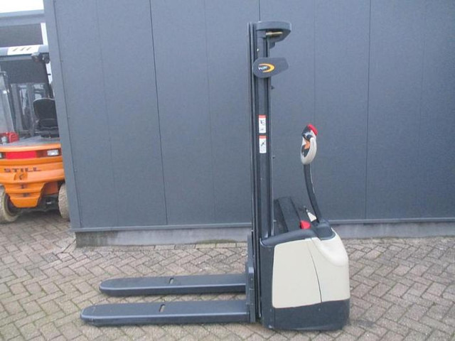 Crown WF 3000-1.0 TL - Stacker: foto 1 Crown WF 3000-1.0 TL - Stacker: foto 1
