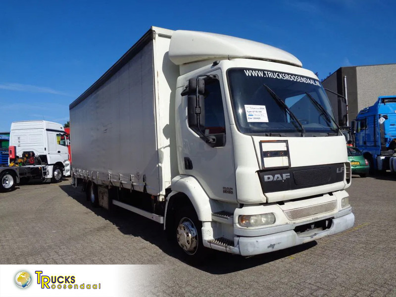 DAF LF55.180 + MANUAL + LIFT - Camião de lona: foto 1 DAF LF55.180 + MANUAL + LIFT - Camião de lona: foto 1