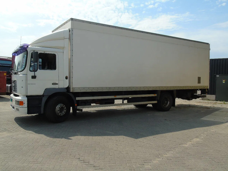 MAN L 220 + MANUAL + EURO 2 + DHOLLANDIA + 19T - Camião furgão: foto 2 MAN L 220 + MANUAL + EURO 2 + DHOLLANDIA + 19T - Camião furgão: foto 2