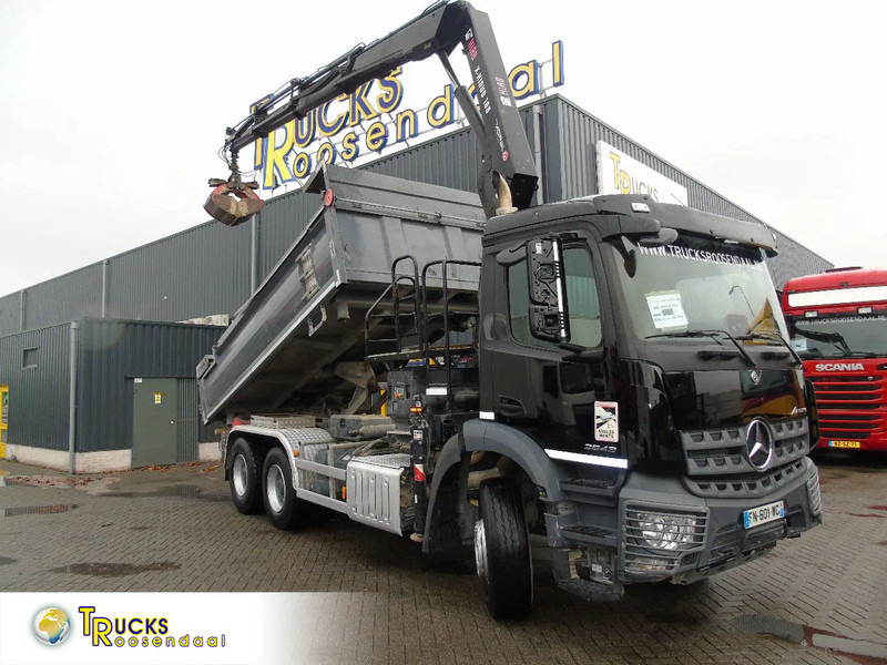 Mercedes-Benz Arocs 2643 + HIAB HIDUO 188B-3 + 6X4 + 3 SIDE TIPPER - Camião grua: foto 1 Mercedes-Benz Arocs 2643 + HIAB HIDUO 188B-3 + 6X4 + 3 SIDE TIPPER - Camião grua: foto 1