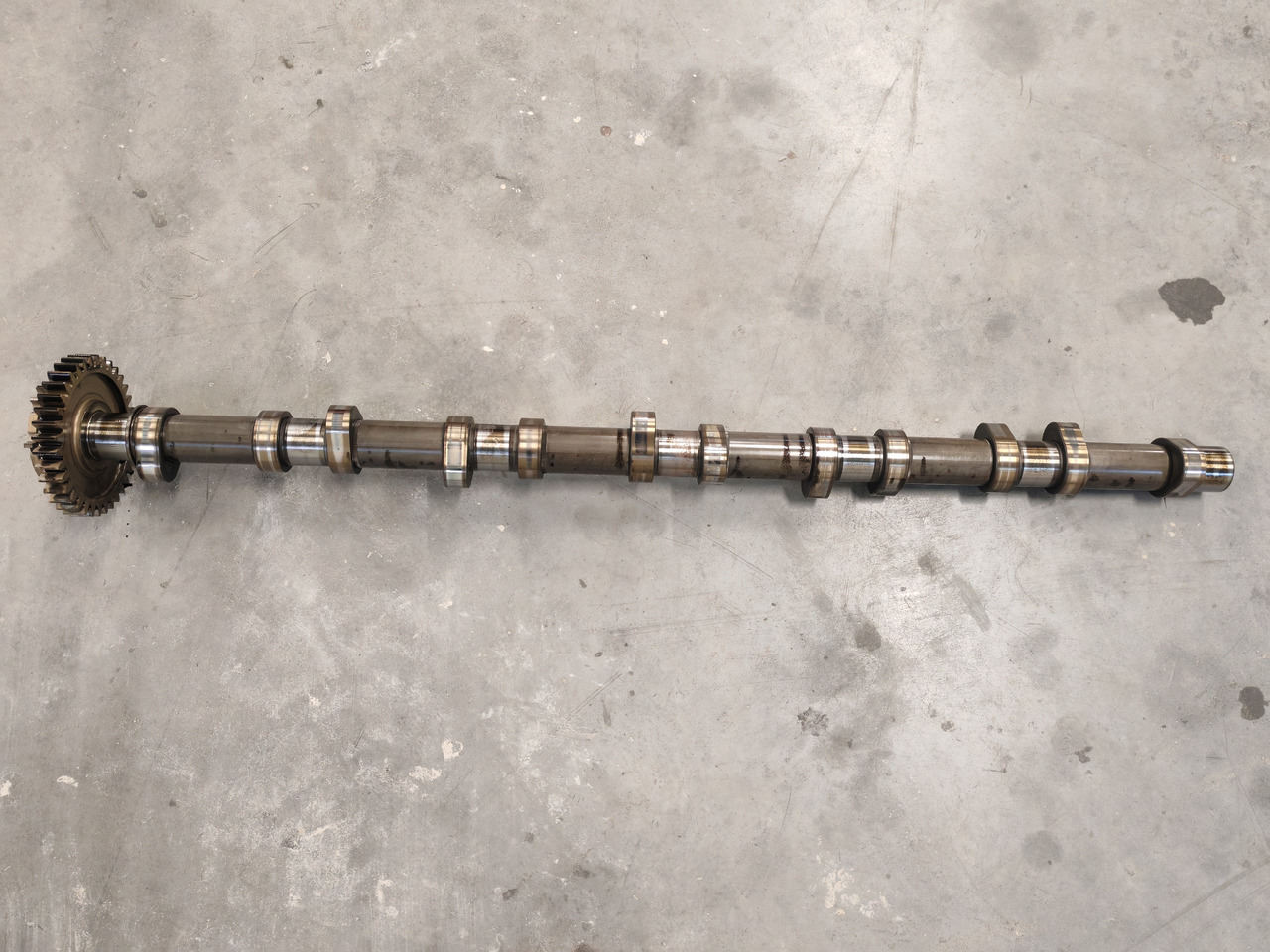 MAN TGS TGX EURO 6 / D2676LF / CAMSHAFT / 51044011023 - Árvore de cames: foto 2 MAN TGS TGX EURO 6 / D2676LF / CAMSHAFT / 51044011023 - Árvore de cames: foto 2