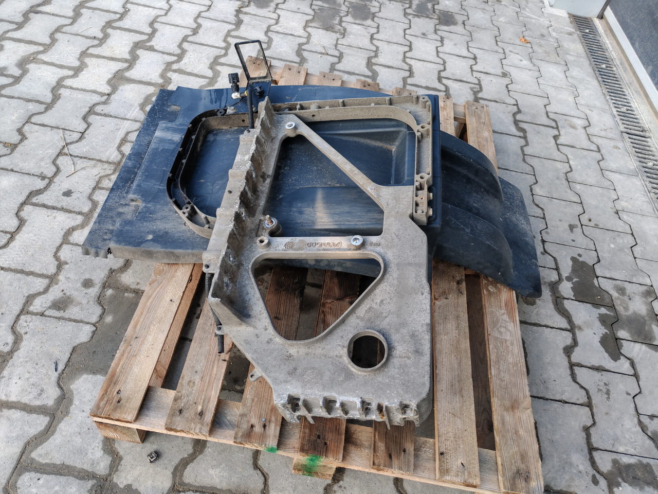 VOLVO FH FM FMX /FRONT AXLE LEFT MODGUARD / COMPLETE - Carroceria e exterior: foto 3 VOLVO FH FM FMX /FRONT AXLE LEFT MODGUARD / COMPLETE - Carroceria e exterior: foto 3