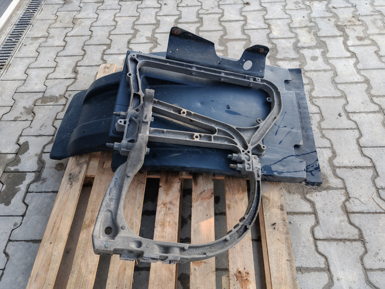 VOLVO FH FM FMX /FRONT AXLE RIGHT MODGUARD / COMPLETE - Carroceria e exterior: foto 4 VOLVO FH FM FMX /FRONT AXLE RIGHT MODGUARD / COMPLETE - Carroceria e exterior: foto 4