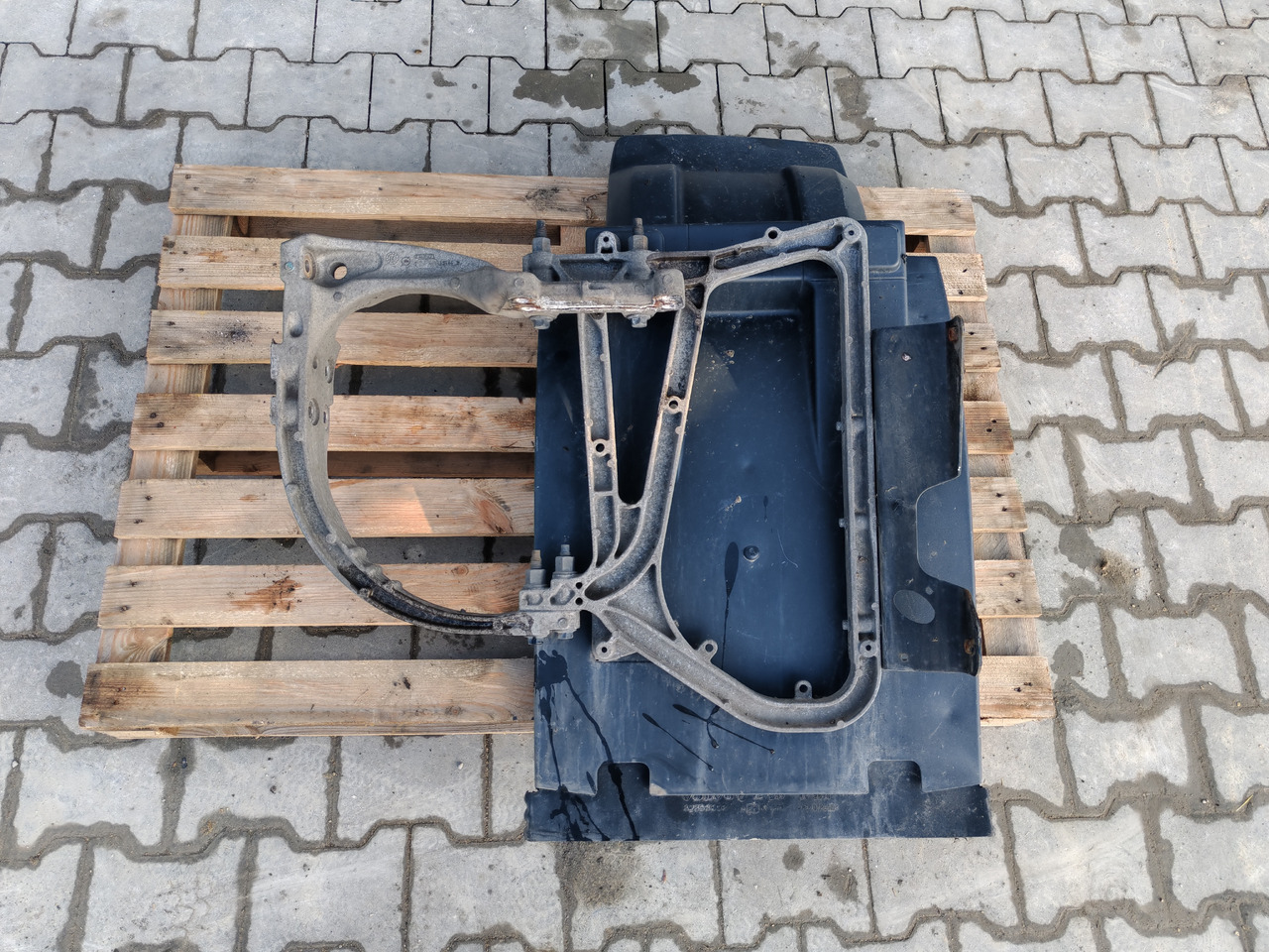 VOLVO FH FM FMX /FRONT AXLE RIGHT MODGUARD / COMPLETE - Carroceria e exterior: foto 2 VOLVO FH FM FMX /FRONT AXLE RIGHT MODGUARD / COMPLETE - Carroceria e exterior: foto 2