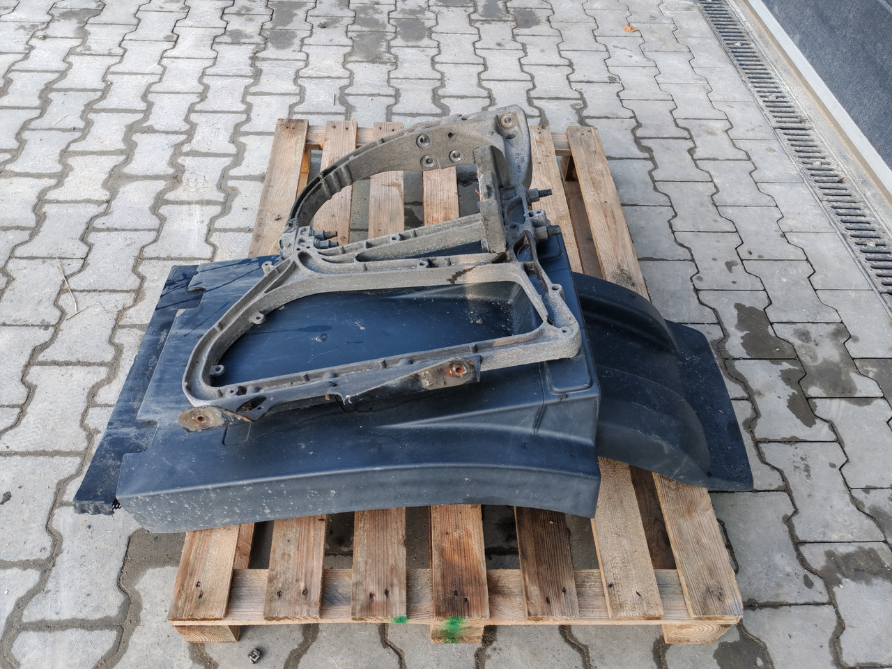 VOLVO FH FM FMX /FRONT AXLE RIGHT MODGUARD / COMPLETE - Carroceria e exterior: foto 3 VOLVO FH FM FMX /FRONT AXLE RIGHT MODGUARD / COMPLETE - Carroceria e exterior: foto 3