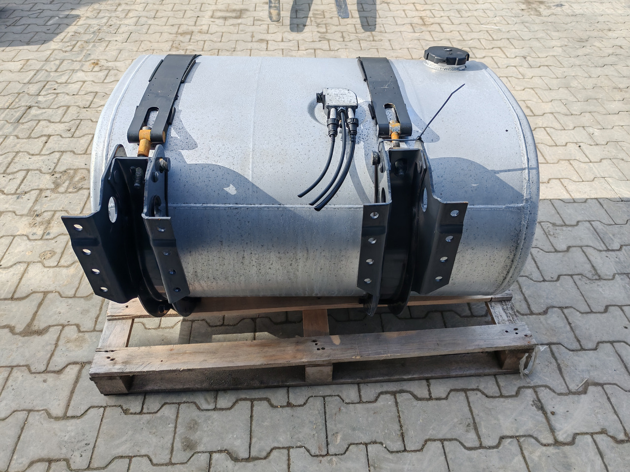 VOLVO RENAULT / ALU FUEL TANK / 103x67x56 LOW/ 315L - Tanque de combustível: foto 5 VOLVO RENAULT / ALU FUEL TANK / 103x67x56 LOW/ 315L - Tanque de combustível: foto 5