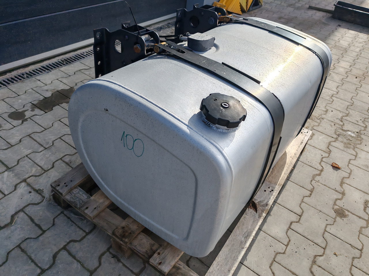VOLVO RENAULT / ALU FUEL TANK / 103x67x56 LOW/ 315L - Tanque de combustível: foto 4 VOLVO RENAULT / ALU FUEL TANK / 103x67x56 LOW/ 315L - Tanque de combustível: foto 4