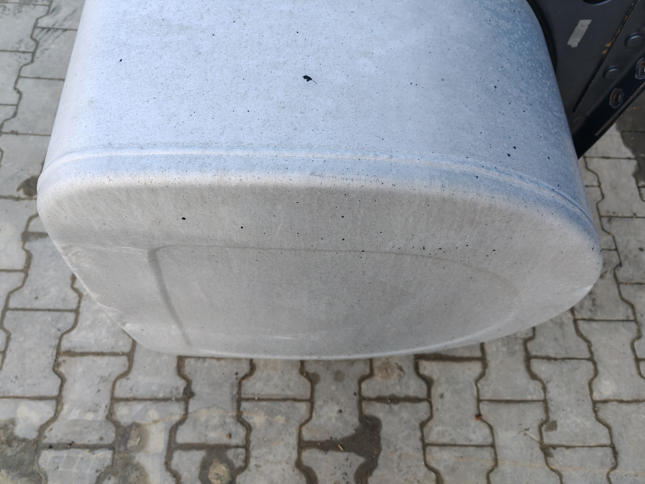 VOLVO RENAULT / ALU FUEL TANK / 162x68x71 / 650L / 21516455 - Tanque de combustível: foto 4 VOLVO RENAULT / ALU FUEL TANK / 162x68x71 / 650L / 21516455 - Tanque de combustível: foto 4