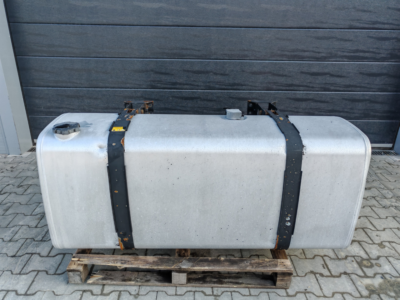 VOLVO RENAULT / ALU FUEL TANK / 162x68x71 / 650L / 21516455 - Tanque de combustível: foto 2 VOLVO RENAULT / ALU FUEL TANK / 162x68x71 / 650L / 21516455 - Tanque de combustível: foto 2