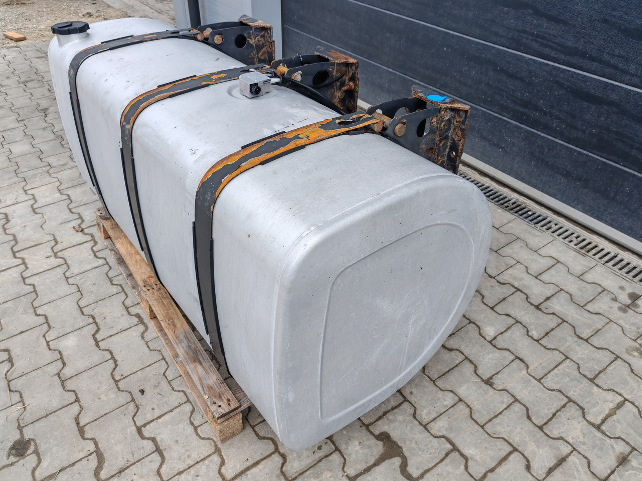 VOLVO RENAULT / ALU FUEL TANK / 163x69x71 / 650L / 20503511 - Tanque de combustível: foto 4 VOLVO RENAULT / ALU FUEL TANK / 163x69x71 / 650L / 20503511 - Tanque de combustível: foto 4
