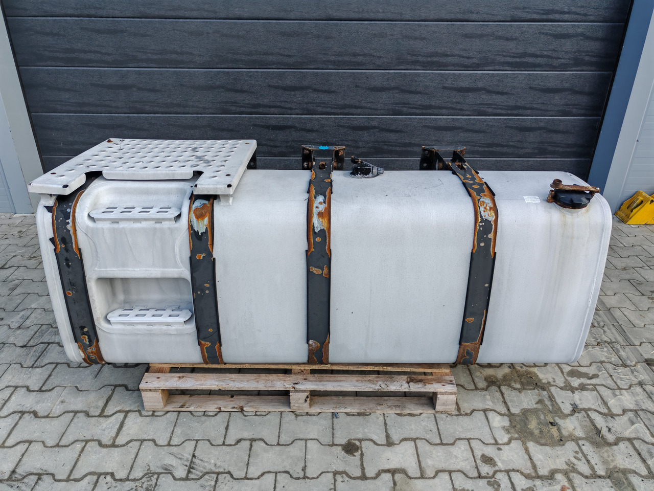 VOLVO RENAULT / ALU FUEL TANK / 195x68x71 / 790L / 20873121 - Tanque de combustível: foto 2 VOLVO RENAULT / ALU FUEL TANK / 195x68x71 / 790L / 20873121 - Tanque de combustível: foto 2