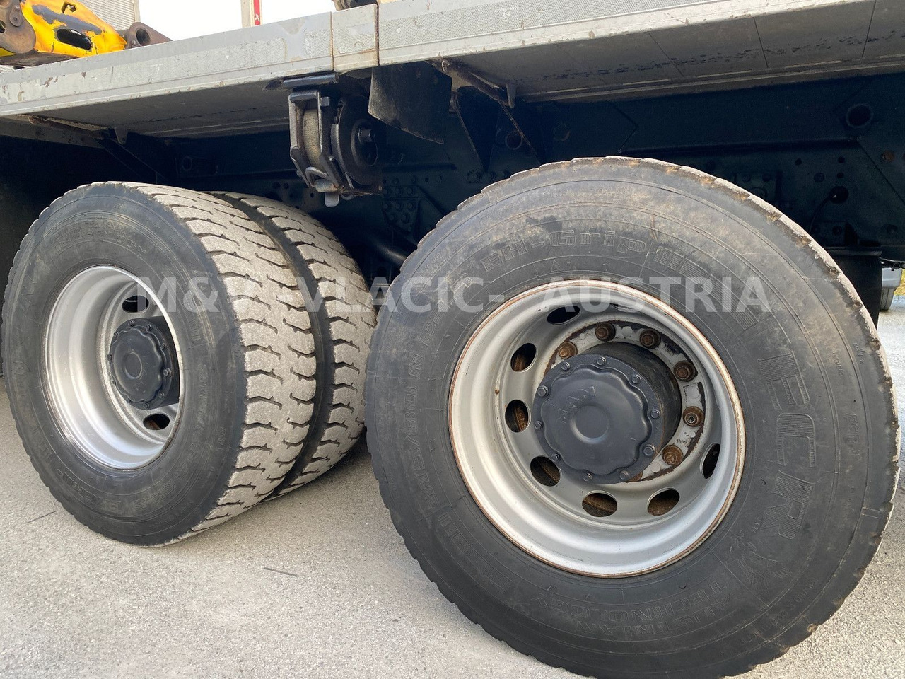 Camião de transporte de madeira, Camião grua MAN 33.500 6X6 mit Kran PENZ 12Z: foto 12