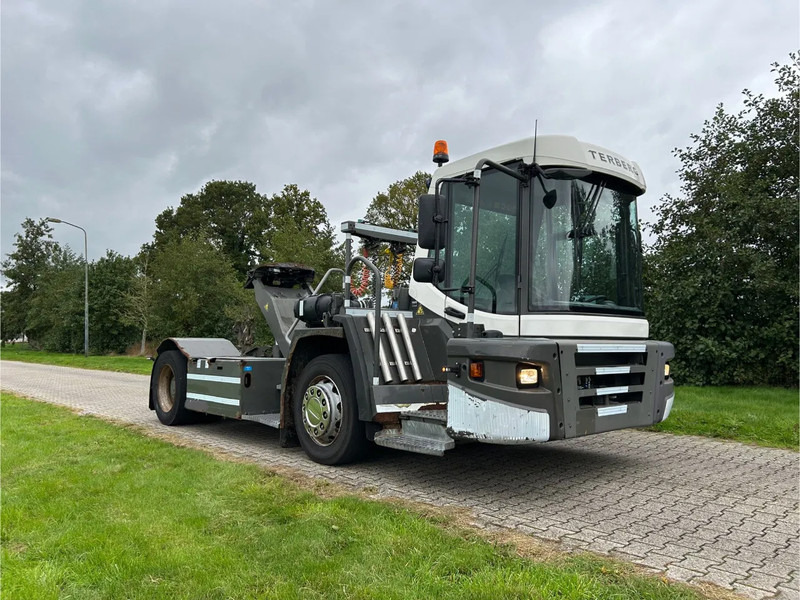 Terberg DT 183 | DISTRIBUTION TERMINAL | 8949 HOURS !!!! | LOW STEPS - Tractor de terminal: foto 2 Terberg DT 183 | DISTRIBUTION TERMINAL | 8949 HOURS !!!! | LOW STEPS - Tractor de terminal: foto 2