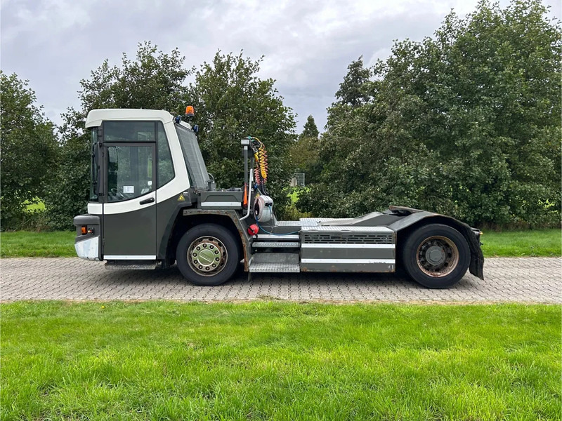 Terberg DT 183 | DISTRIBUTION TERMINAL | 8949 HOURS !!!! | LOW STEPS - Tractor de terminal: foto 3 Terberg DT 183 | DISTRIBUTION TERMINAL | 8949 HOURS !!!! | LOW STEPS - Tractor de terminal: foto 3