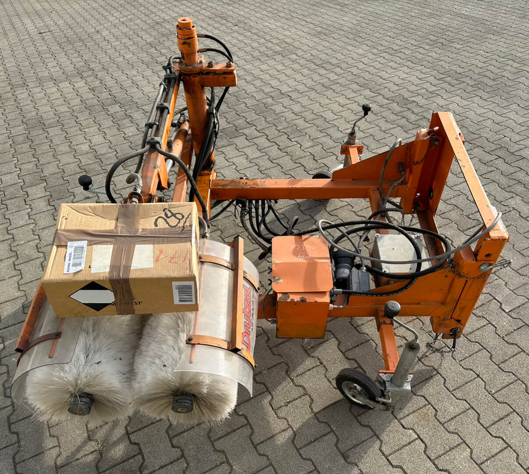 Unimog Leitpfostenwaschgerät Drutzel LWG-U-300 - Vassoura: foto 2 Unimog Leitpfostenwaschgerät Drutzel LWG-U-300 - Vassoura: foto 2