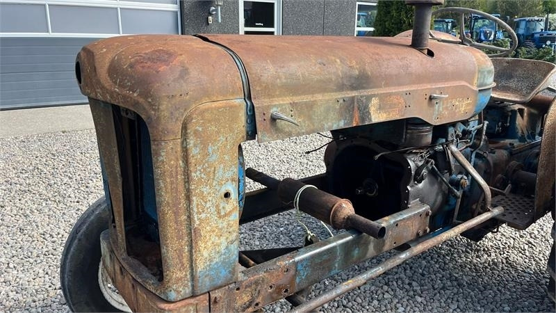 Fordson Major Motoren mangler, men mange god dele. - Trator: foto 4 Fordson Major Motoren mangler, men mange god dele. - Trator: foto 4