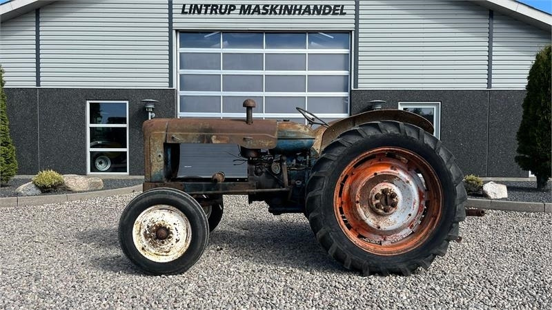 Fordson Major Motoren mangler, men mange god dele. - Trator: foto 1 Fordson Major Motoren mangler, men mange god dele. - Trator: foto 1