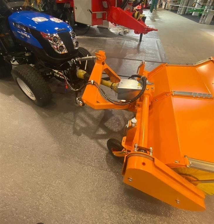 Solis H26 HST SnowEdition med Thyregod TK 1600 kost på - Trator: foto 4 Solis H26 HST SnowEdition med Thyregod TK 1600 kost på - Trator: foto 4