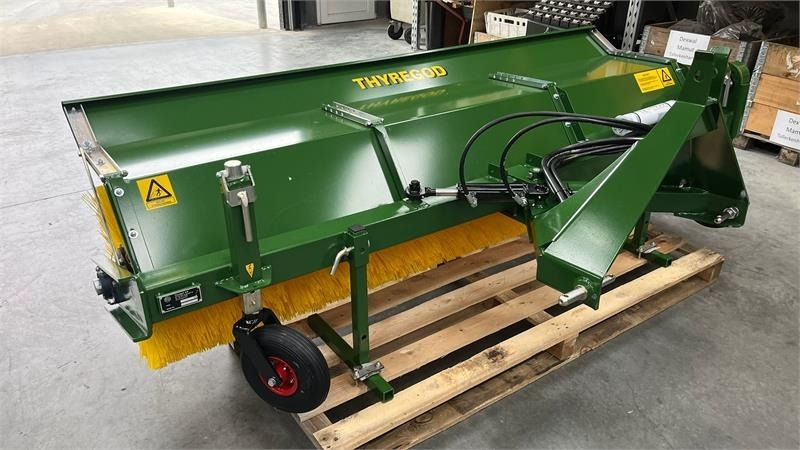 Thyregod TK 2800 med nylon børster og hydraulisk sving. bre - Vassoura: foto 1 Thyregod TK 2800 med nylon børster og hydraulisk sving. bre - Vassoura: foto 1