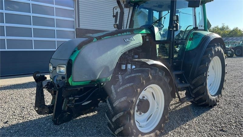 Valtra T130 med 3.5ton frontlift - Trator: foto 3 Valtra T130 med 3.5ton frontlift - Trator: foto 3