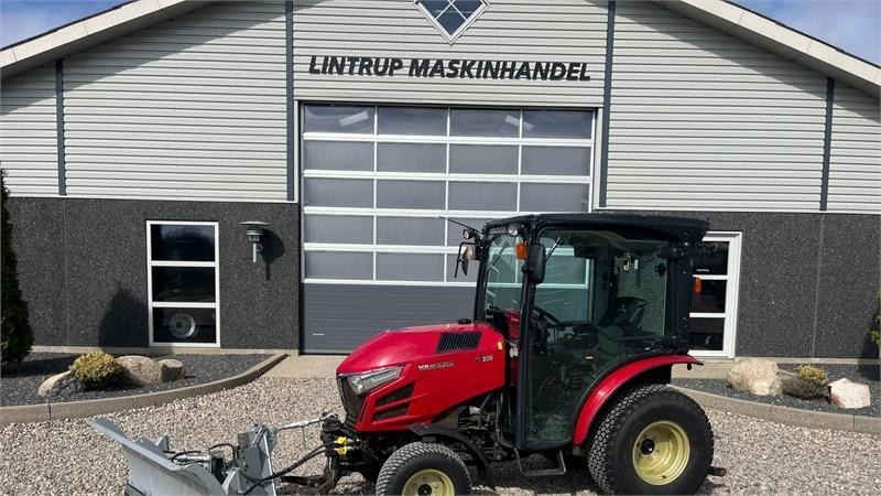 Yanmar YT 235H 4WD Snow Edition med sneplov og spreder - Trator municipal: foto 1 Yanmar YT 235H 4WD Snow Edition med sneplov og spreder - Trator municipal: foto 1