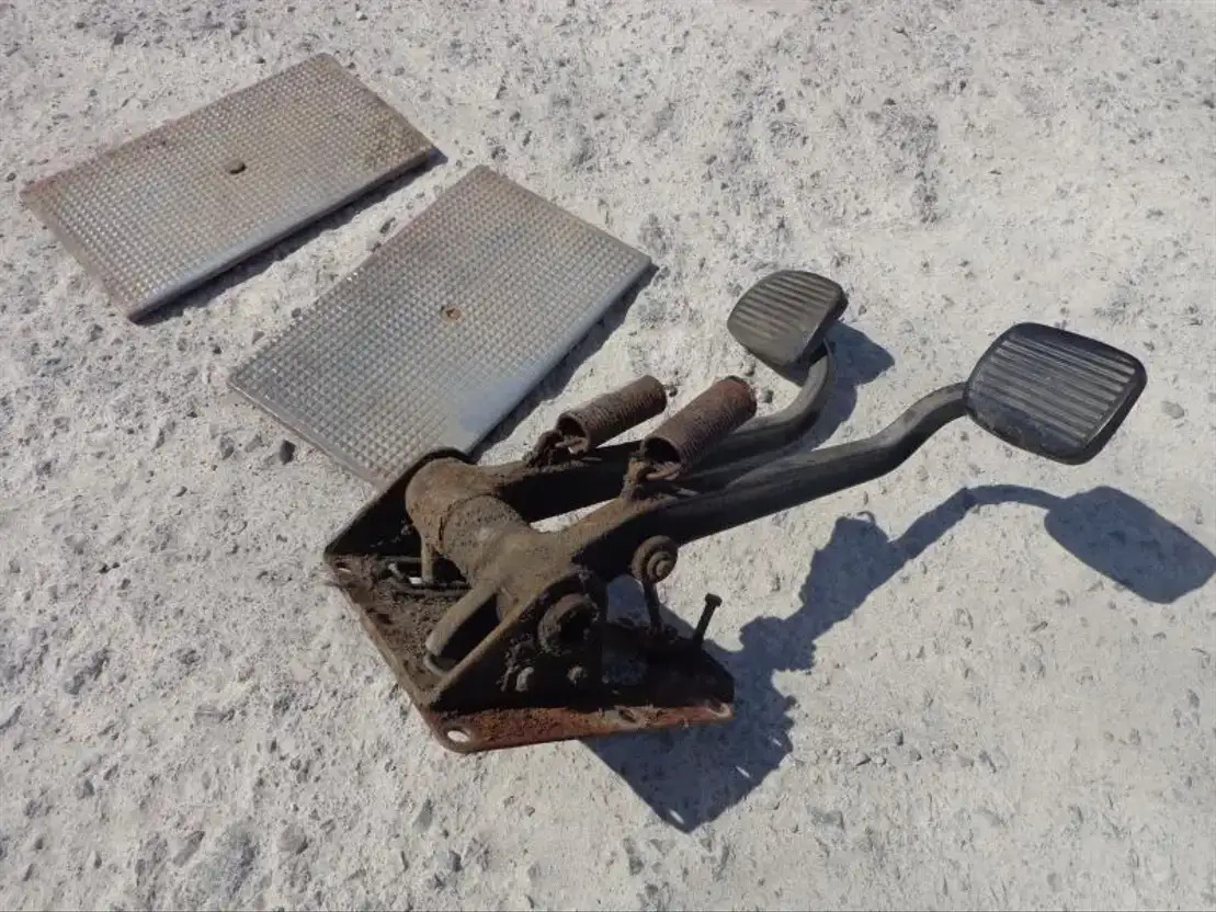 Scania Brake AND Clutch Pedal From Scania LB 0 AND LB1 Serie - Pedal por Camião: foto 4 Scania Brake AND Clutch Pedal From Scania LB 0 AND LB1 Serie - Pedal por Camião: foto 4