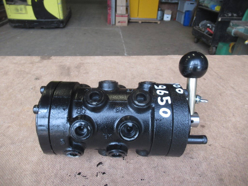 Kobelco 2436U1244R100 - K16AR8-12-A - Válvula hidráulica por Máquina de construção: foto 3 Kobelco 2436U1244R100 - K16AR8-12-A - Válvula hidráulica por Máquina de construção: foto 3