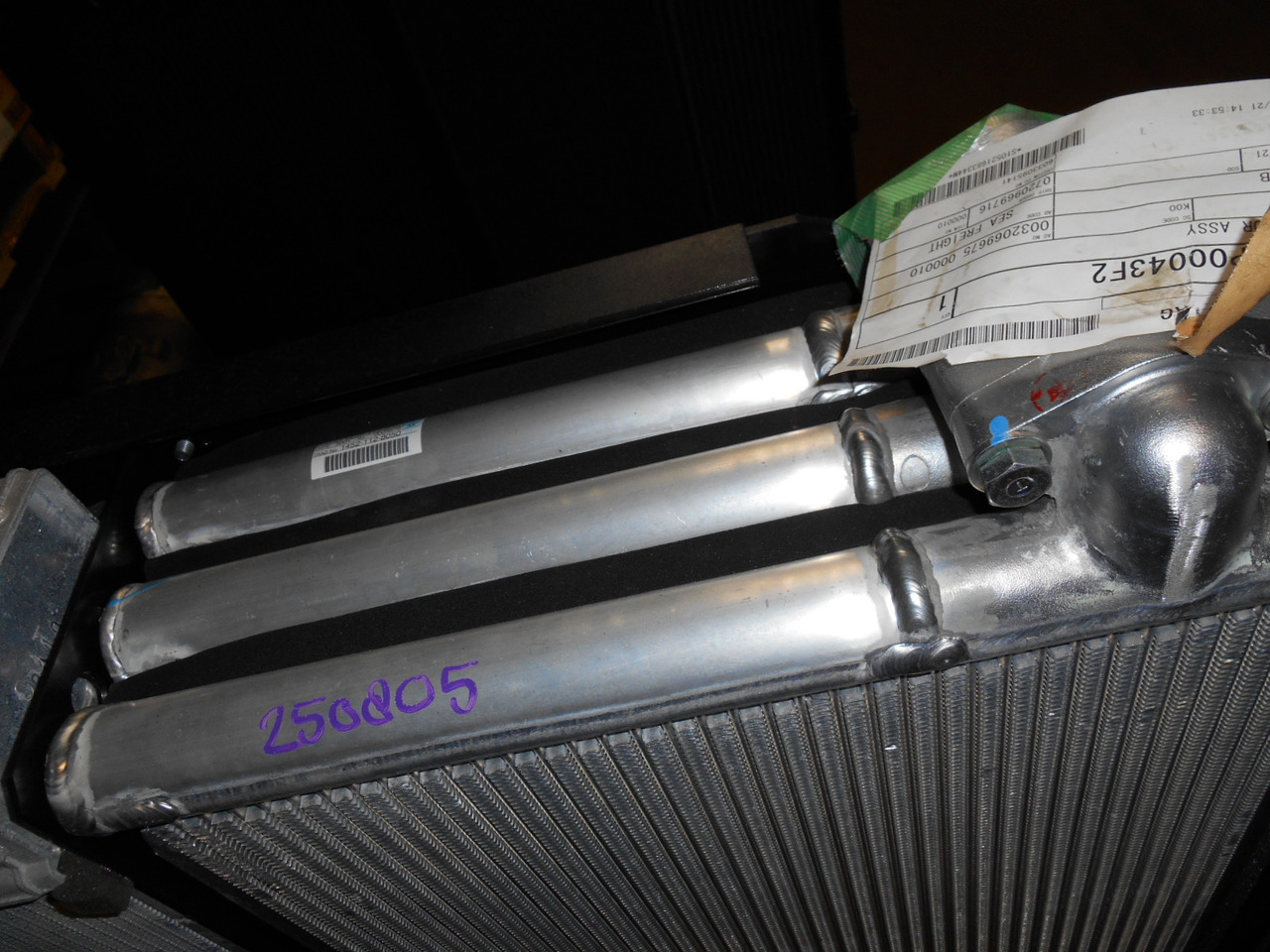 Kobelco LC05P00043F2 - LC05P00043S002 - Radiador de óleo por Máquina de construção: foto 2 Kobelco LC05P00043F2 - LC05P00043S002 - Radiador de óleo por Máquina de construção: foto 2