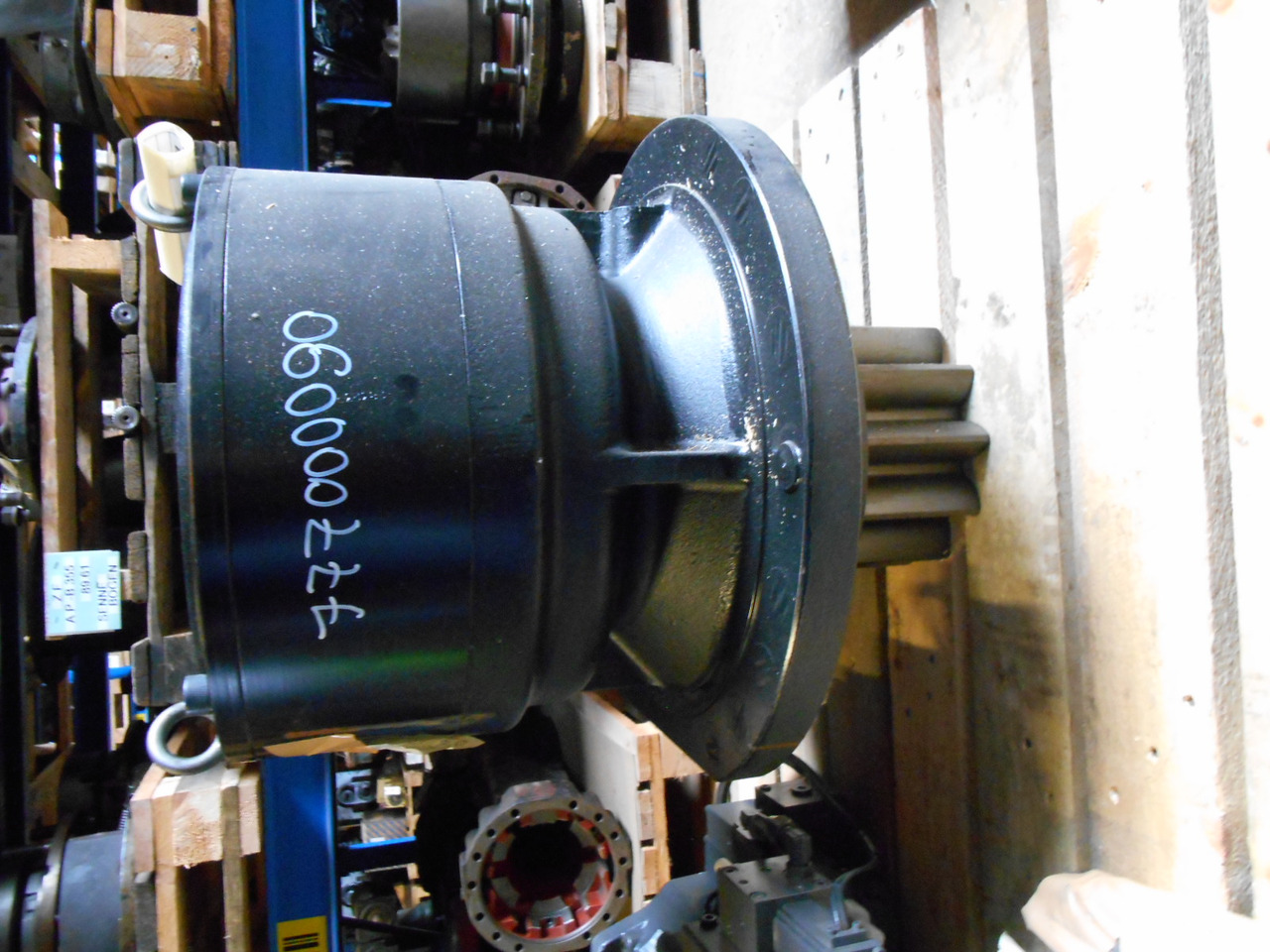 Kobelco LS32W00012F1 - Motor de giro por Máquina de construção: foto 1 Kobelco LS32W00012F1 - Motor de giro por Máquina de construção: foto 1