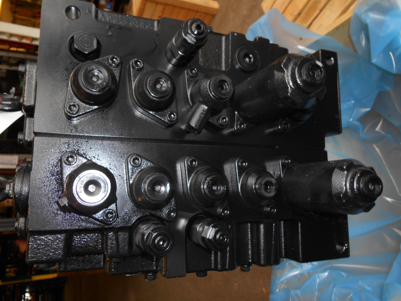 Kobelco YB30V00025F1 - Válvula hidráulica por Máquina de construção: foto 4 Kobelco YB30V00025F1 - Válvula hidráulica por Máquina de construção: foto 4