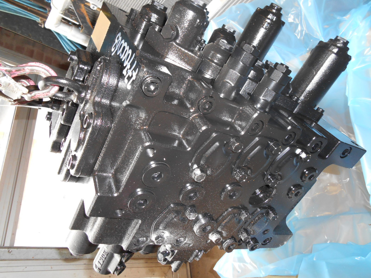 Kobelco YB30V00025F1 - Válvula hidráulica por Máquina de construção: foto 1 Kobelco YB30V00025F1 - Válvula hidráulica por Máquina de construção: foto 1