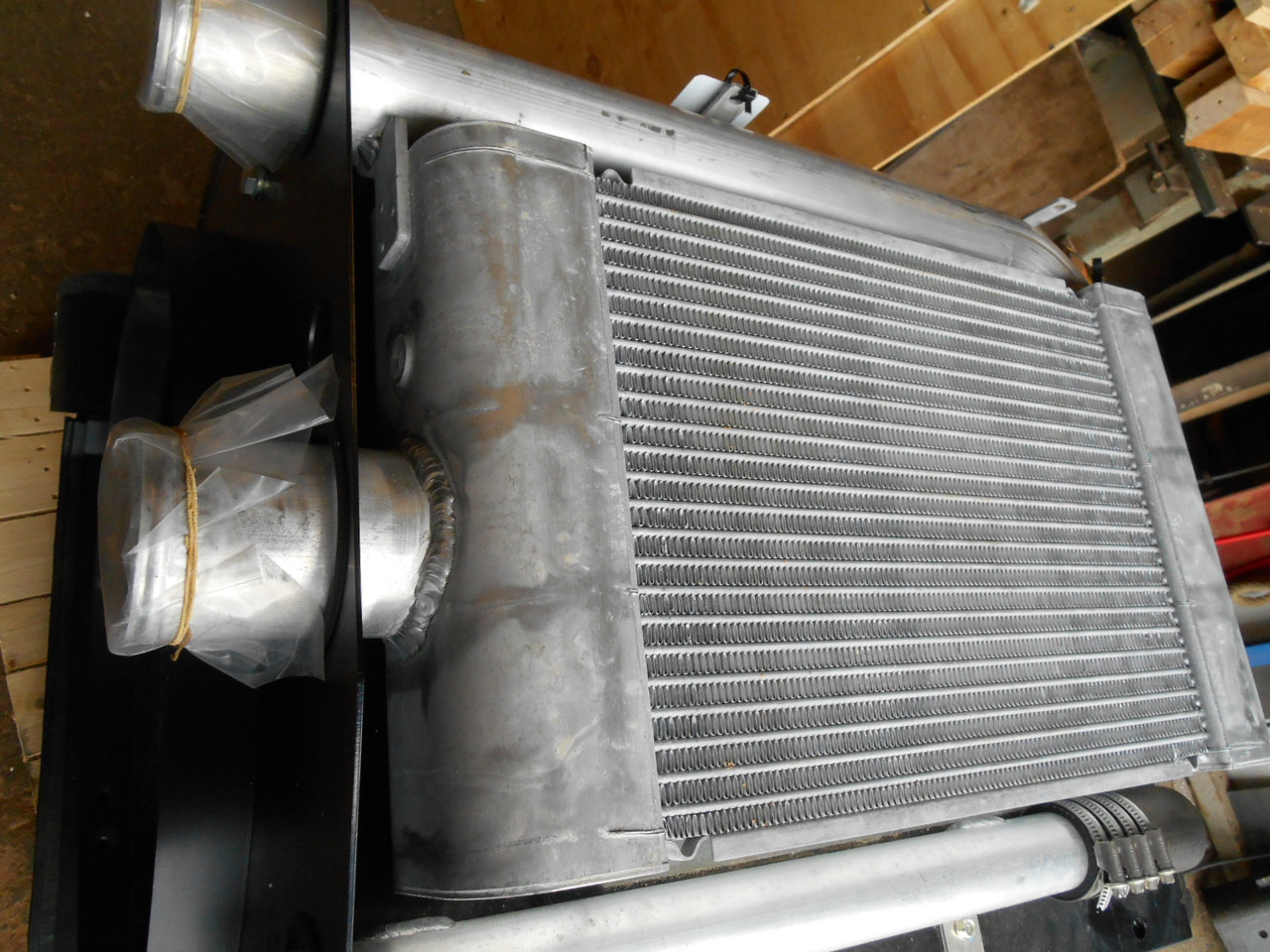 New Holland 84487933 - Intercooler por Máquina de construção: foto 2 New Holland 84487933 - Intercooler por Máquina de construção: foto 2