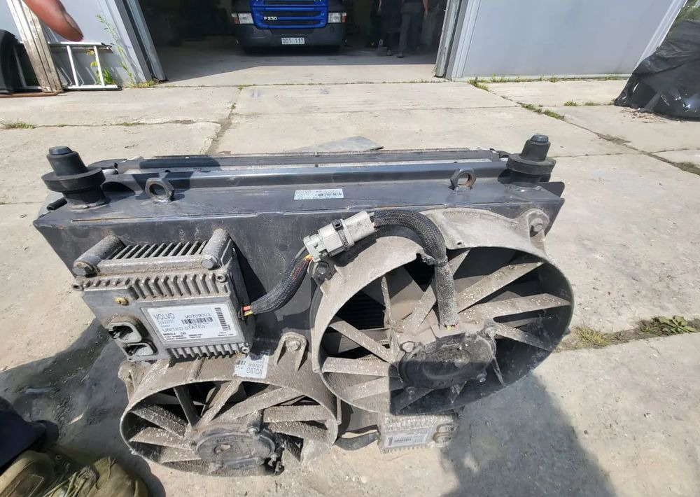 ZESTAW CHŁODZENIA VOLVO FE hybryda do chłodzenia baterii – Chłodnica + Wentylatory + Sterownik (Używany) - Sistema de arrefecimento por Camião: foto 2 ZESTAW CHŁODZENIA VOLVO FE hybryda do chłodzenia baterii – Chłodnica + Wentylatory + Sterownik (Używany) - Sistema de arrefecimento por Camião: foto 2