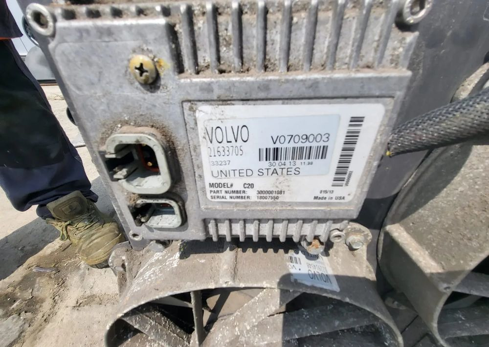 ZESTAW CHŁODZENIA VOLVO FE hybryda do chłodzenia baterii – Chłodnica + Wentylatory + Sterownik (Używany) - Sistema de arrefecimento por Camião: foto 4 ZESTAW CHŁODZENIA VOLVO FE hybryda do chłodzenia baterii – Chłodnica + Wentylatory + Sterownik (Używany) - Sistema de arrefecimento por Camião: foto 4