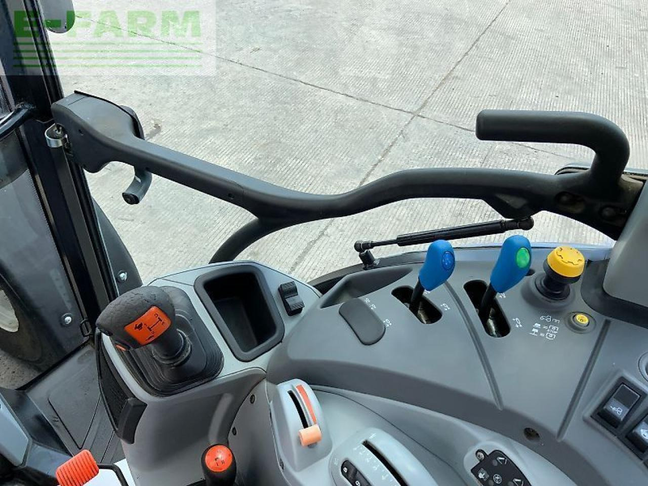 Trator New Holland t5.95 tractor (st23758): foto 17 Trator New Holland t5.95 tractor (st23758): foto 17