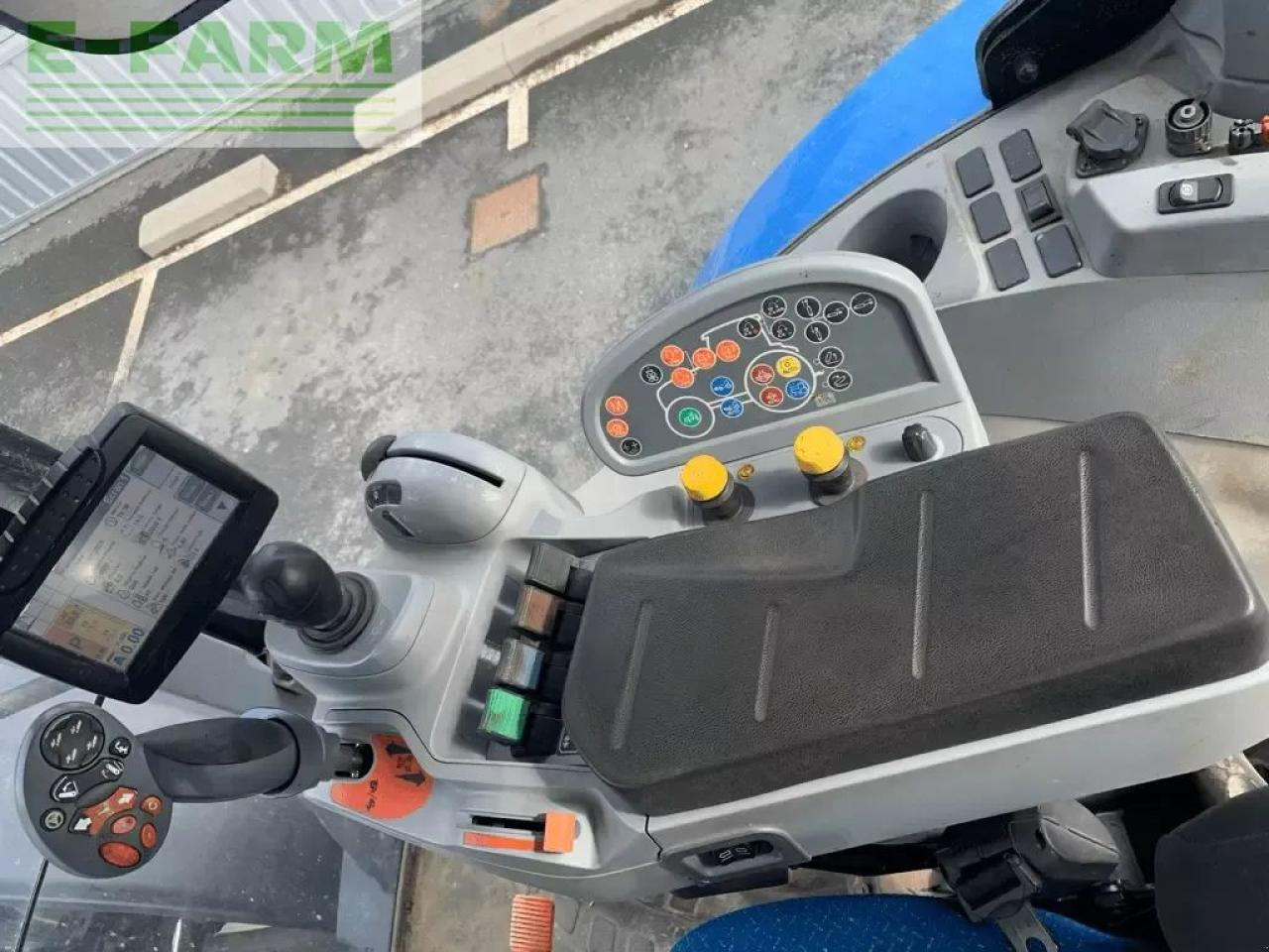 New Holland t7.235 auto command - Trator: foto 5 New Holland t7.235 auto command - Trator: foto 5