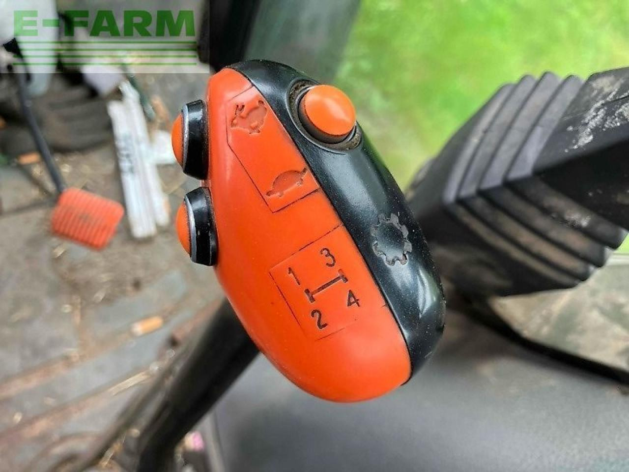 New Holland tl 100 a A - Trator: foto 4 New Holland tl 100 a A - Trator: foto 4