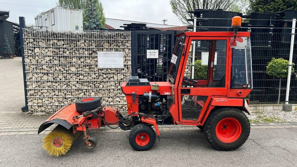 Hako 2300 D Kleintraktor, hyrd. Kehrmaschine, Zapfwelle - Trator municipal: foto 1 Hako 2300 D Kleintraktor, hyrd. Kehrmaschine, Zapfwelle - Trator municipal: foto 1
