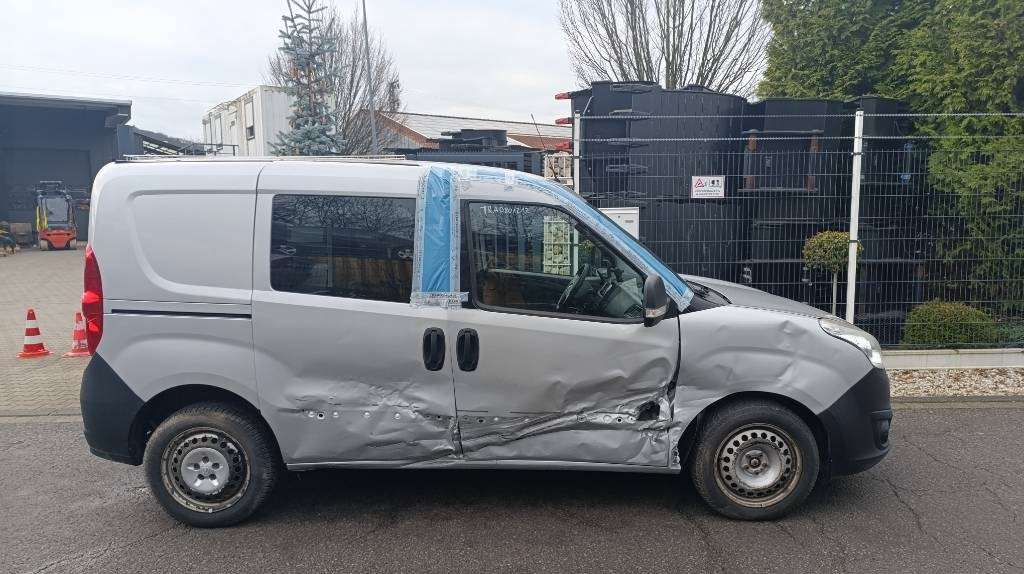 Opel Combo Kastenwagen Transp. Seitenschaden fahrbereit - Carrinha de contentor: foto 4 Opel Combo Kastenwagen Transp. Seitenschaden fahrbereit - Carrinha de contentor: foto 4