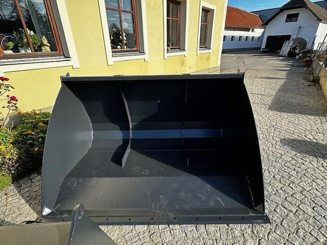 Big Volumenschaufel 200 cm mit Kramer Aufnahme - Balde: foto 1 Big Volumenschaufel 200 cm mit Kramer Aufnahme - Balde: foto 1