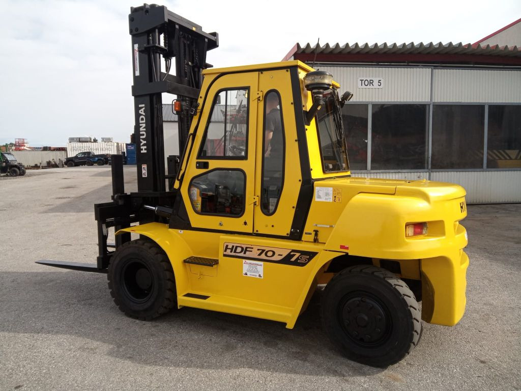Hyundai HDF70-7 - Empilhadeira a diesel: foto 1 Hyundai HDF70-7 - Empilhadeira a diesel: foto 1