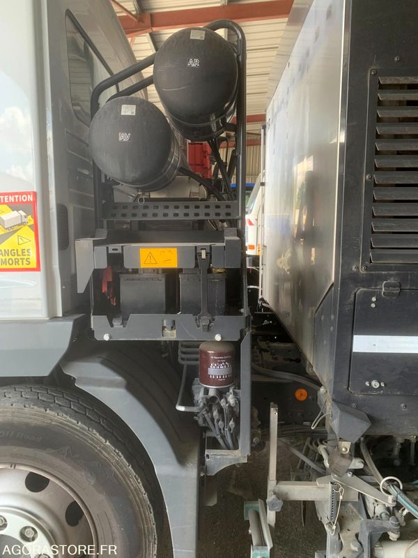 BALAYEUSE COMPOSÉE D'UN PORTEUR MERCEDES ET D'UN SYSTÈME DE BALAYAGE SCHMIDT - Varredora urbana: foto 2 BALAYEUSE COMPOSÉE D'UN PORTEUR MERCEDES ET D'UN SYSTÈME DE BALAYAGE SCHMIDT - Varredora urbana: foto 2