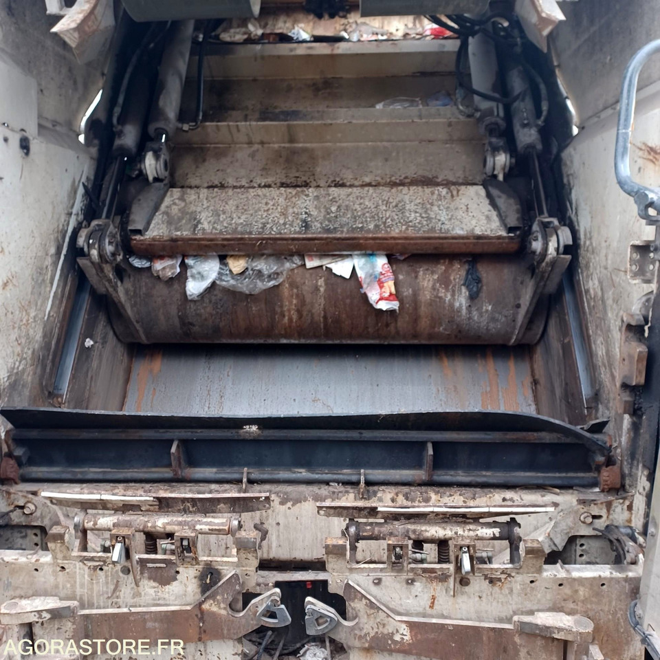 CAMION - BOM - VOLVO - FE - 300 - 180953KM - Caminhão de lixo: foto 3 CAMION - BOM - VOLVO - FE - 300 - 180953KM - Caminhão de lixo: foto 3